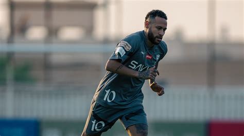 أحمد ياسر ريان يبدأ بتدريبات الجرى حول الملعب ضمن برنامجه التأهيلى